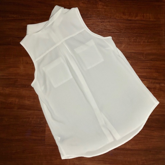 3/$15 🌺 NWOT - Button up Sleeveless Shirt - Picture 3 of 6